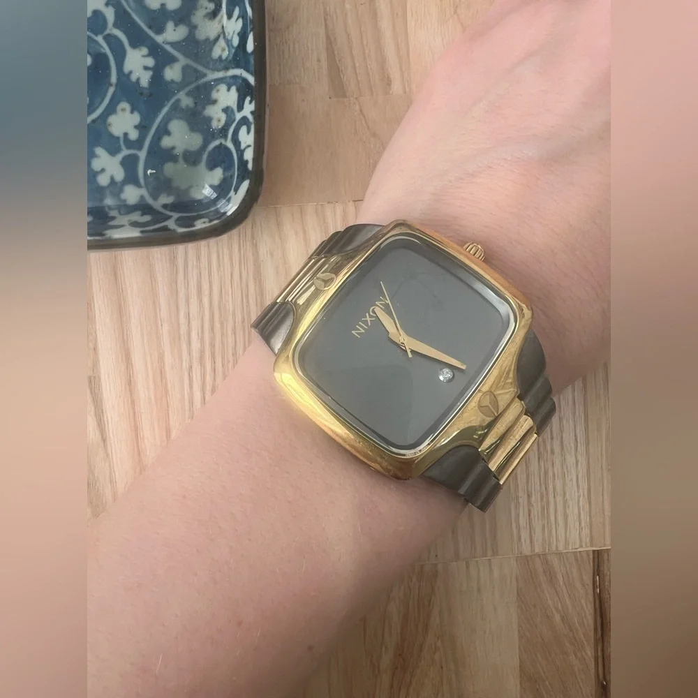 Nixon the player gunmetal gray and gold tone watch NEW BATTERY